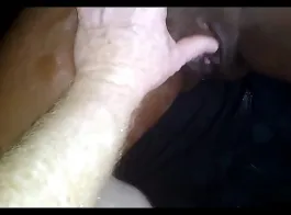 बस्टी आबनूस चिक एक बड़ा, काला मुर्गा चूस रहा है और उसे अपने गीले योनी के अंदर मिल रहा है।